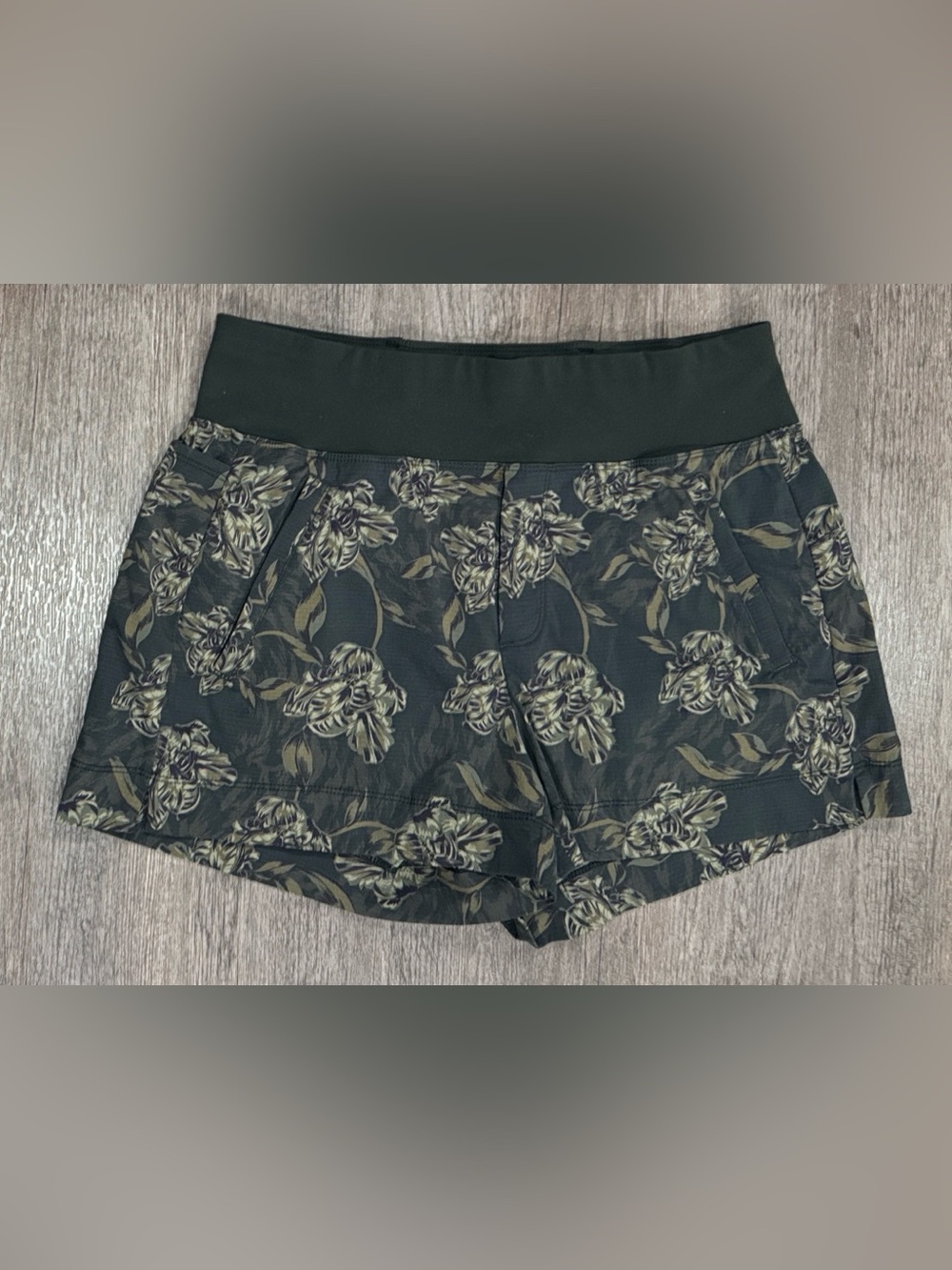 Athleta Trekkie North Shorts Printed Green